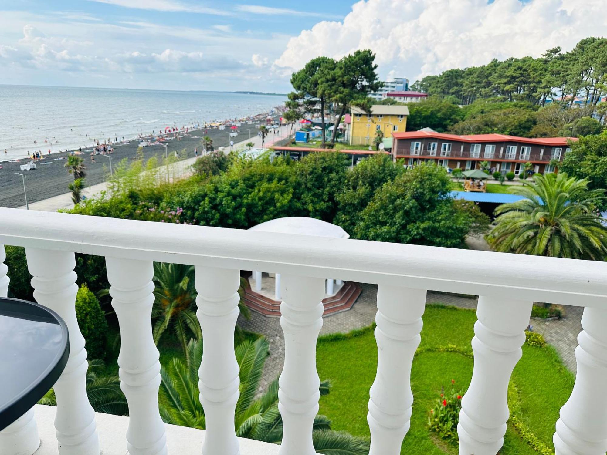Claude Monet Beach Hotel Ureki Esterno foto